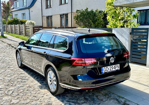 Volkswagen Passat cena 82500 przebieg: 108500, rok produkcji 2017 z Gdańsk małe 497